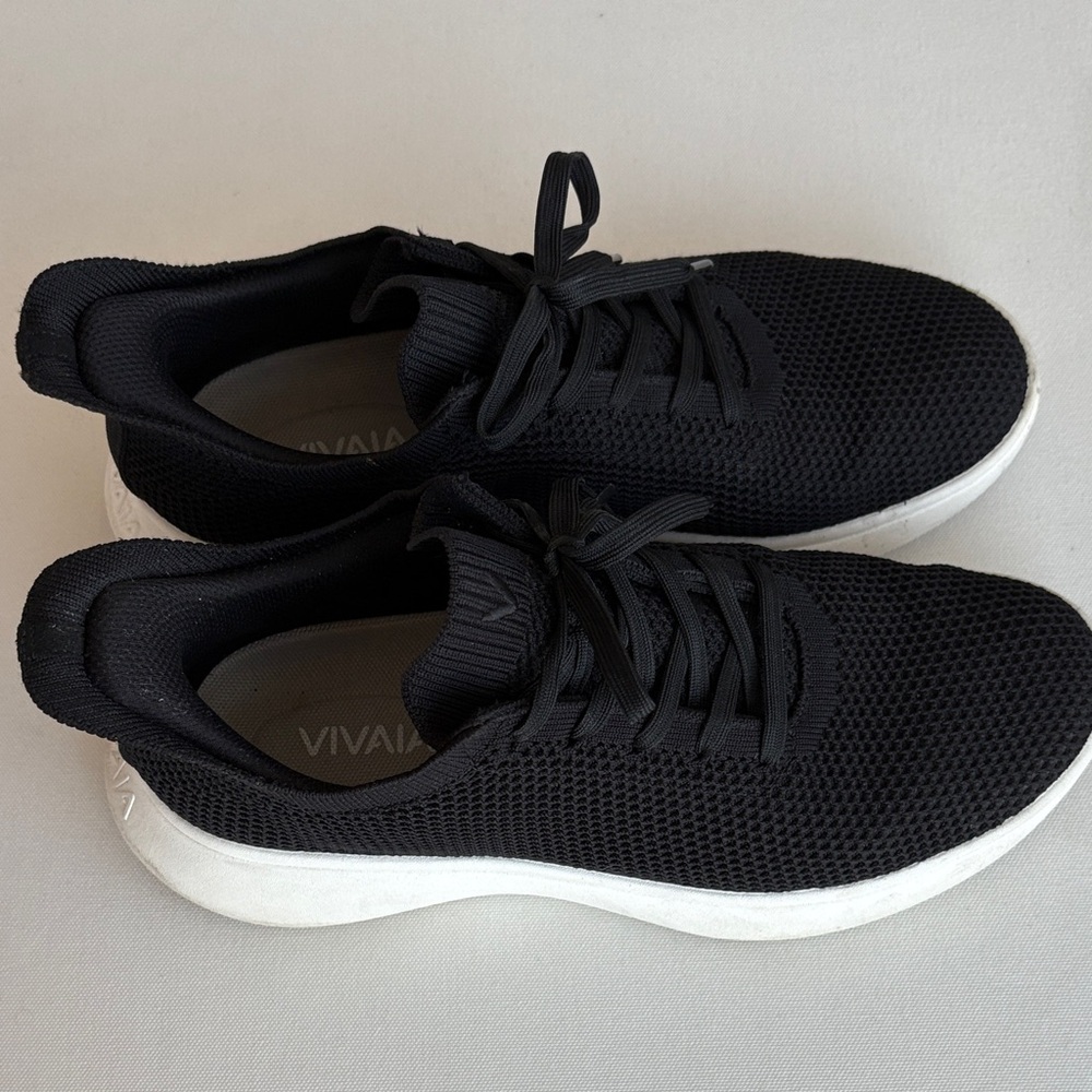 Vivaia Women's Black Sneakers